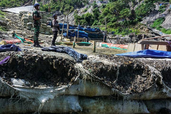 Personel kepolisian dan TNI berjaga di tempat penambangan emas ilegal yang ditutup di Gunung Botak, Pulau Buru, Maluku, Rabu, 28 November 2018. 