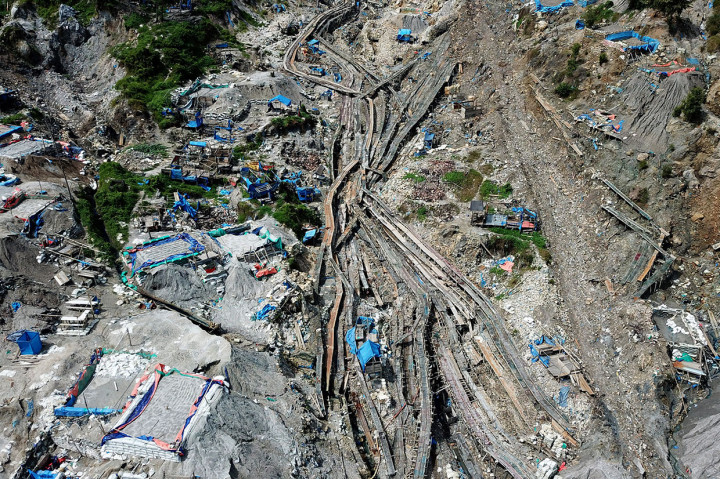 Polres Pulau Buru menyegel sejumlah tempat penambangan ilegal yang beroperasi dengan menggunakan merkuri dan sianida di Gunung Botak.