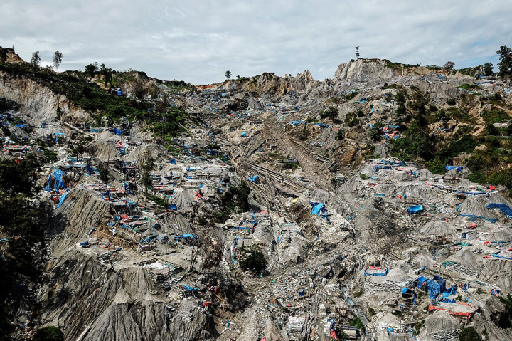 Areal tempat penambangan emas ilegal di Gunung Botak yang ditutup pihak keamanan setempat.