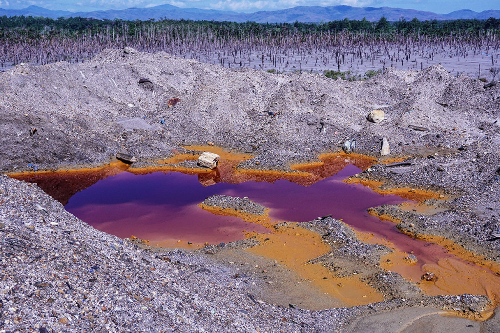 Penambangan emas ilegal dengan menggunakan merkuri dan sianida di Gunung Botak mengakibatkan kebun sagu seluas 40 hektare mengalami kerusakan. 