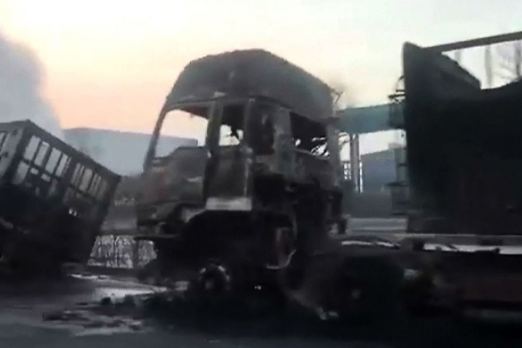 Dalam penyelidikan awal menunjukkan sebanyak 38 truk dan 12 mobil rusak pada peristiwa itu. Belum diketahui apakah ledakan itu terjadi di dalam pabrik atau di jalanan. Afp Photo/CCTV