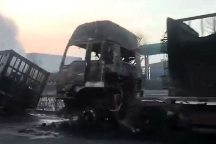 Dalam penyelidikan awal menunjukkan sebanyak 38 truk dan 12 mobil rusak pada peristiwa itu. Belum diketahui apakah ledakan itu terjadi di dalam pabrik atau di jalanan. Afp Photo/CCTV