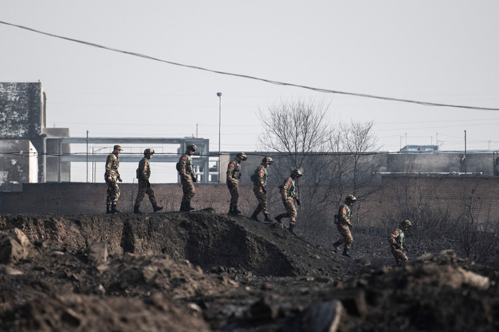 Tim penyelamat dan penyelidik masih berada di lokasi untuk evakuasi dan mengusut penyebab insiden.