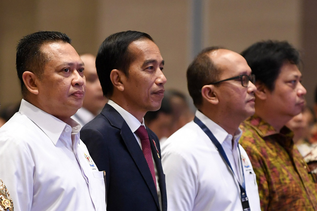 Presiden Joko Widodo (kedua kiri) didampingi Ketua DPR Bambang Soesatyo (kiri), Menteri Perindustrian Airlangga Hartarto (kanan) dan Ketua Umum Kamar Dagang dan Industri (Kadin) Indonesia Rosan Roeslani (kedua kanan) menghadiri penutupan Rapimnas Kadin di Surakarta, Jawa Tengah.