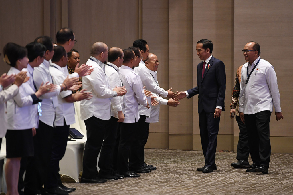 Presiden RI Joko Widodo memastikan usaha mikro, kecil, dan menengah (UMKM) akan dikeluarkan dari kebijakan relaksasi daftar negatif investasi (DNI).