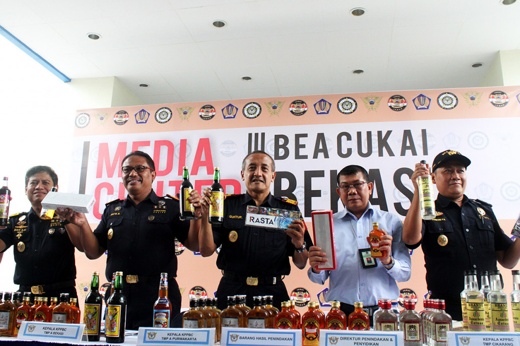 Sebanyak 3.025.398 batang rokok, 107.865 gram TIS dan 5.820 botol minuman keras berbagai merk ilegal dengan total nilai barang Rp.2.227.419.745 serta nilai kerugian negara mencapai Rp.1.246.591.990 dimusnahkan jajaran Bea dan Cukai melalui program Penertiban Cukai Beresiko Tinggi (PCBT) .