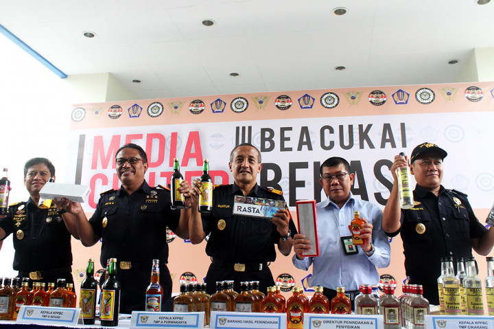 Sebanyak 3.025.398 batang rokok, 107.865 gram TIS dan 5.820 botol minuman keras berbagai merk ilegal dengan total nilai barang Rp.2.227.419.745 serta nilai kerugian negara mencapai Rp.1.246.591.990 dimusnahkan jajaran Bea dan Cukai melalui program Penertiban Cukai Beresiko Tinggi (PCBT) .