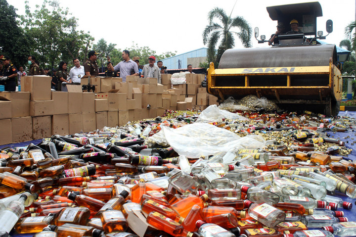 Petugas mengoperasikan alat berat melakukan pemusnahan minuman mengandung etil alkohol ilegal, di Kantor Pengawasan dan Pelayanan Bea Cukai Tipe Madya Pabean A Bekasi, Cikarang, Kabupaten Bekasi.