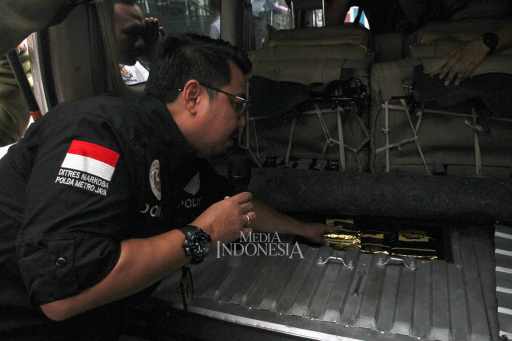 Kasubdit II Ditresnarkoba Polda Metro Jaya AKBP Dony Alexander (kiri) menunjukan barang bukti mobil yang sudah dimodifikasi untuk membawa narkoba jenis sabu saat rilis penangkapan pengiriman narkoba jaringan Malayasia di Direktorat Reserse Polda Metro Jaya, Jakarta. Dalam pengungkapan tersebut berhasil menyita 50 kilogram sabu dan ribuan butir pil ekstasi.