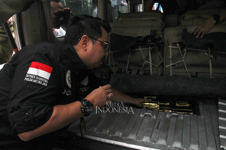 Kasubdit II Ditresnarkoba Polda Metro Jaya AKBP Dony Alexander (kiri) menunjukan barang bukti mobil yang sudah dimodifikasi untuk membawa narkoba jenis sabu saat rilis penangkapan pengiriman narkoba jaringan Malayasia di Direktorat Reserse Polda Metro Jaya, Jakarta. Dalam pengungkapan tersebut berhasil menyita 50 kilogram sabu dan ribuan butir pil ekstasi.
