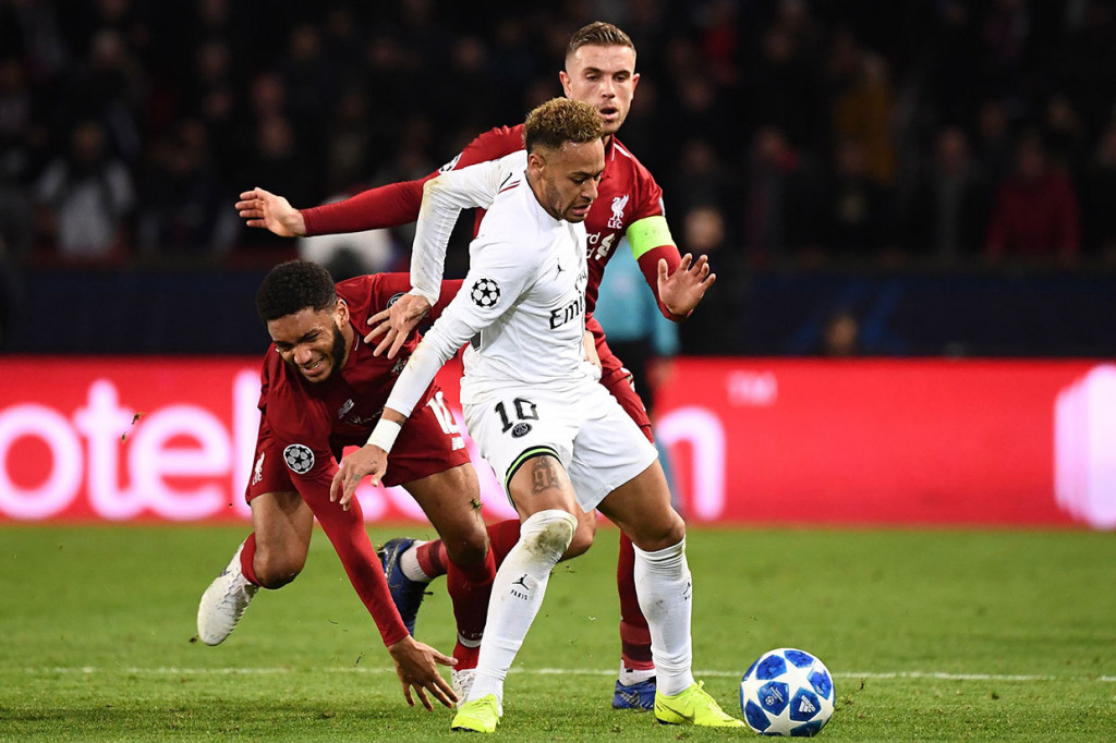 Tim besutan Juergen Klopp tampil buruk di babak pertama, dengan hanya memainkan bola di tengah lapangan dan kesulitan membongkar pertahanan tuan rumah. Hal itu diperburuk dengan rapuhnya pertahanan mereka sendiri yang gagal membendung serangan cepat yang dilancarkan PSG.