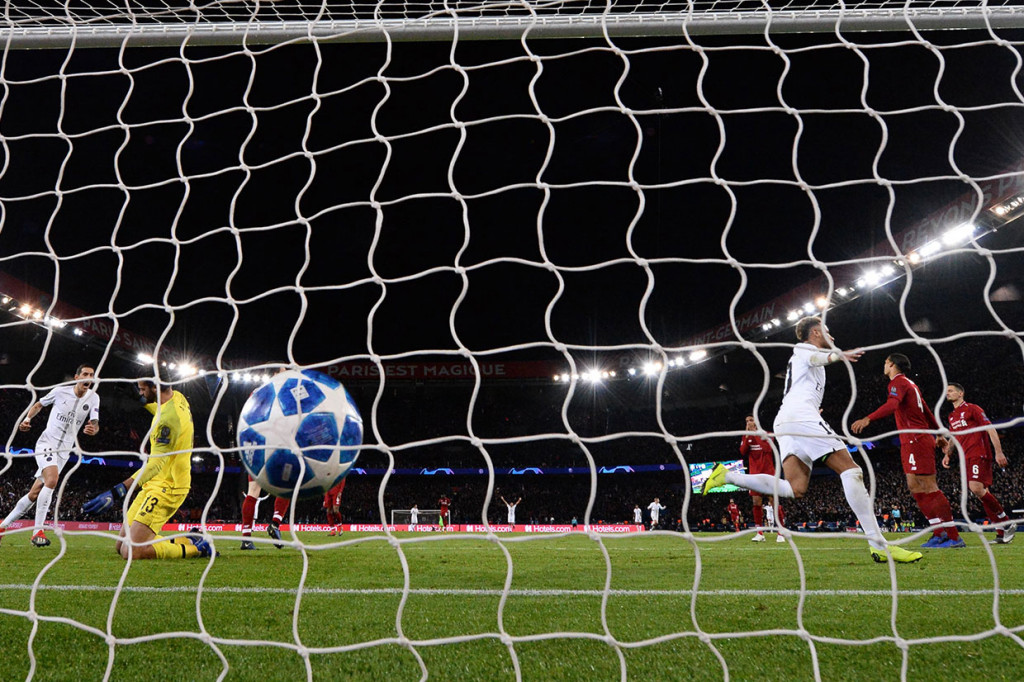 Neymar menggandakan keunggulan timnya pada menit ke-37. Lewat skema serangan cepat, tembakan Edinson Cavani berhasil dihalau Alisson, namun bola mengarah ke Neymar berdiri di tempat yang tepat untuk menyambarnya ke gawang yang sudah tak bertuan.