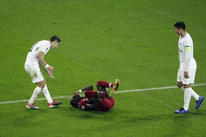 Liverpool memperoleh hadiah tendangan penalti di pengujung babak pertama setelah Sadio Mane dijatuhkan Angel Di Maria di dalam area terlarang.