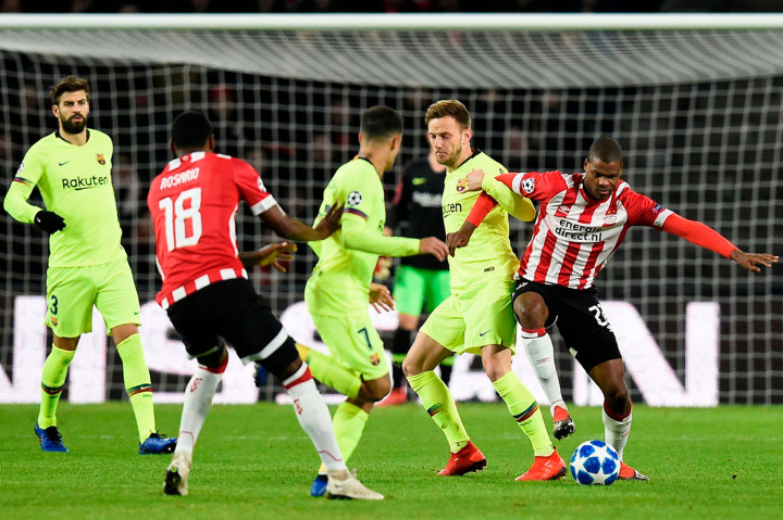 Di babak pertama pemain kedua kesebelasan saling berbalas serangan, namun belum membuahkan hasil.