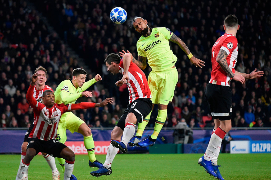Tandukan gelandang Barca Arturo Vidal belum mampu menjebol gawang PSV. Skor 0-0 bertahan hingga jeda.