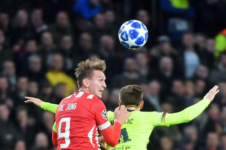 Upaya keras PSV untuk mencetak gol balasan baru berbuah pada menit 82 ketika Luuk de Jong melompat  mengalahkan Pique dalam udara demi menyambut umpan silang kiriman Angelino.