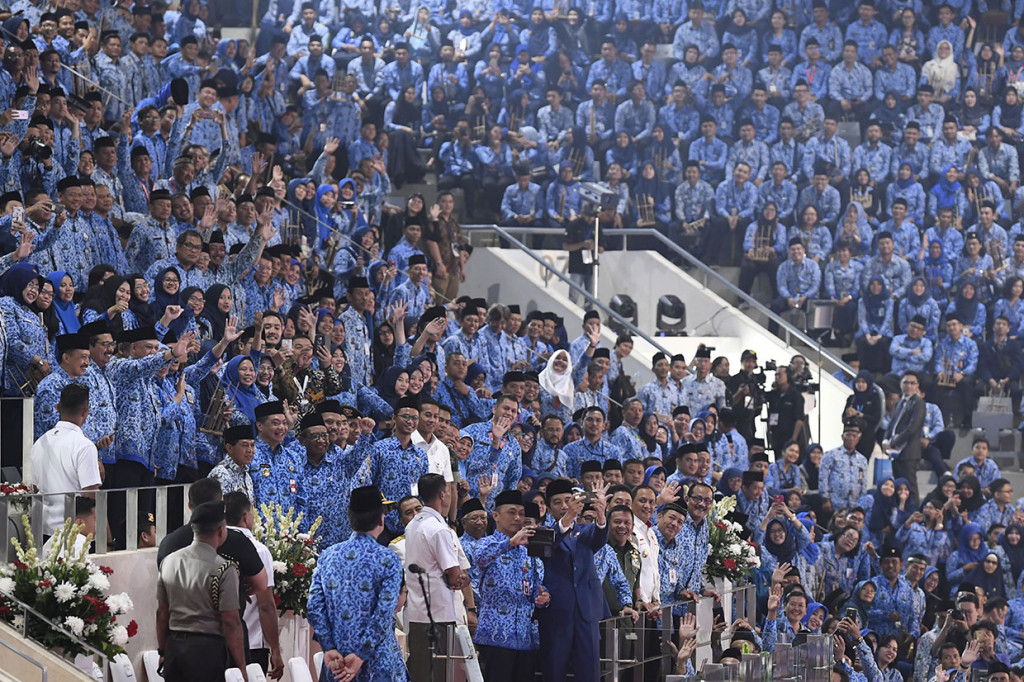 Presiden Joko Widodo berswafoto dengan Aparatur Sipil Negara (ASN) saat peringatan Hari Ulang Tahun Korps Pegawai Republik Indonesia (KORPRI) ke-47 di Istora Senayan, Jakarta. Peringatan hari lahir KORPRI ke-47 mengangkat tema KORPRI melayani, bekerja dan menyatukan bangsa. 
