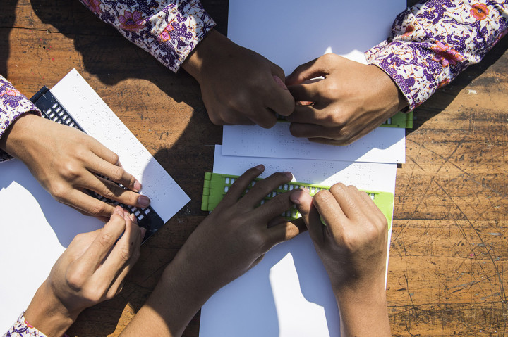 Sejumlah siswa menulis surat untuk Presiden dengan huruf braile di Sekolah Luar Biasa Negeri (SLBN) A, Bandung, Jawa Barat.