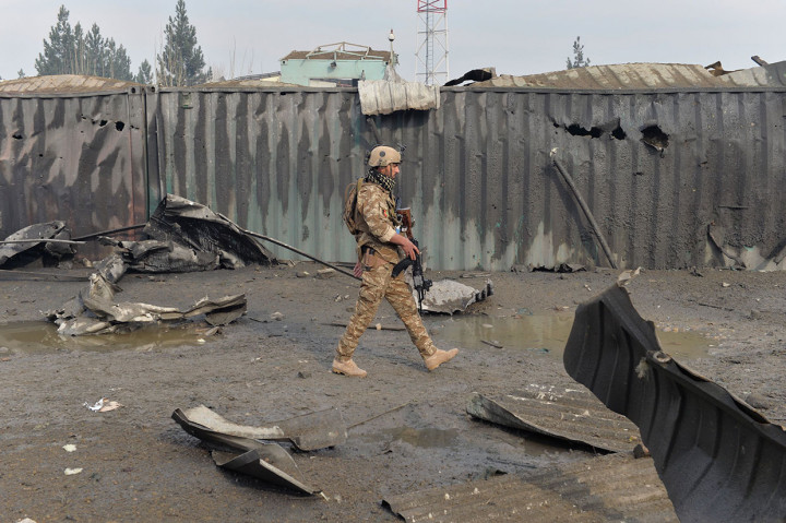 Aparat keamanan Afghanistan melakukan penyisiran pascaledakan bom di dekat kompleks perusahaan keamanan swasta Inggris, G4S.