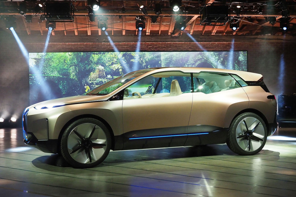 Mobil konsep BMW Vision iNEXT debut di LA Auto Show, Los Angeles, 27 November 2018. BMW Vision iNEXT adalah mobil listrik murni dengan interkonektivitas, dan menawarkan sistem otonom.