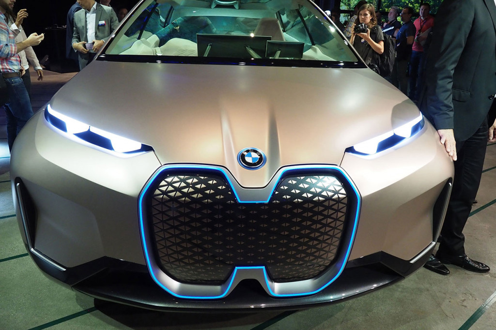 Penampakan gril khas BMW (kidney grill) dan lampu dengan tatapan tajam BMW Vision iNEXT.
