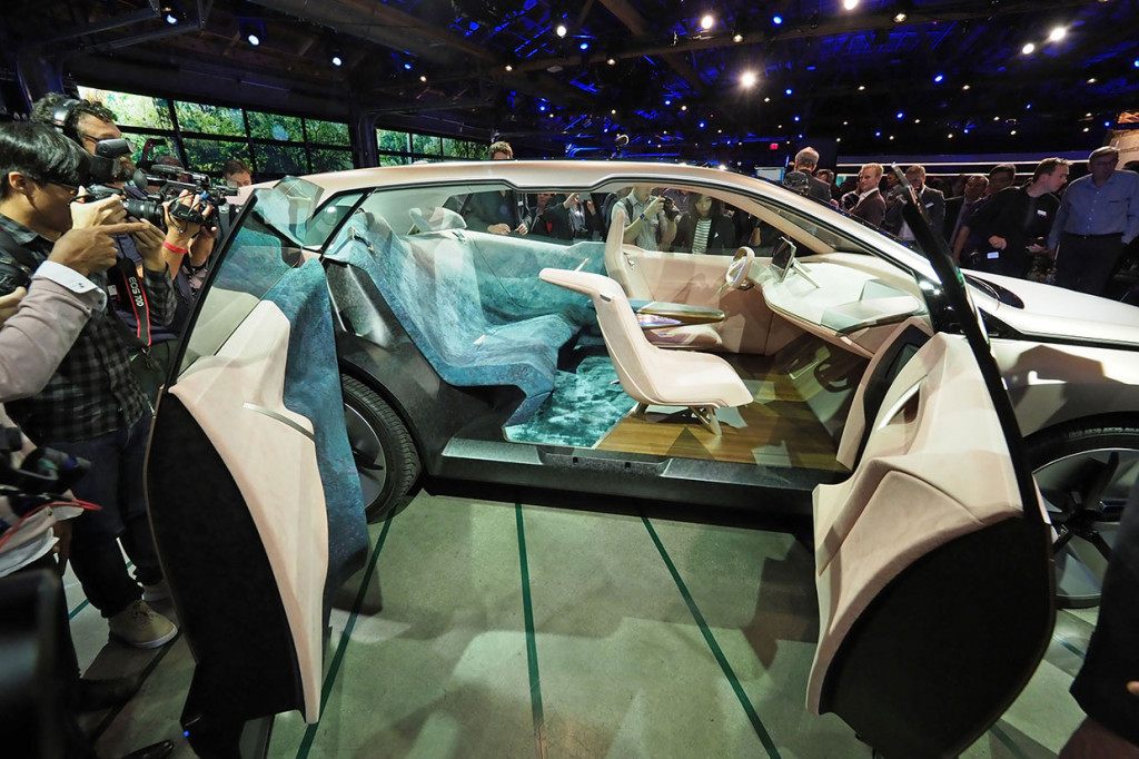 Mobil ini memiliki kabin super-lapang dengan sistem kontrol yang sangat memudahkan penggunanya. Hanya dengan sentuhan jari dan memungkinkan pemutaran musik dikontrol hanya dengan gestur tangan.