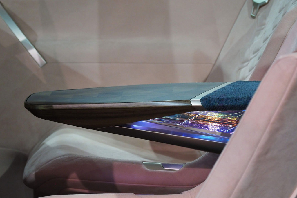 Material interior terbuat dari kayu dengan lapisan matte dan terbuka mencakup sebagian besar interior, termasuk konsol tengah yang biasanya menyimpan serangkaian tombol dan pengontrol iDrive. 
