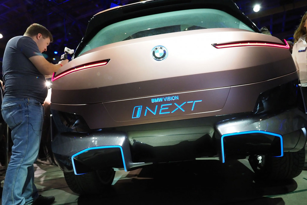 
Terdapat tulisan 'BMW Vision iNext' di bagian belakang yang ditampilkan dengan lampu dan dilengkapi dua knalpot dengan lampu yang unik.
