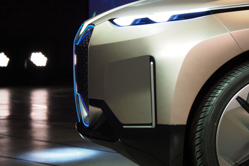 Bentuk fascia depan khas BMW, menjadi bagian yang paling menandakan entitasnya sebagai mobil masa depan dengan desain futuristik.