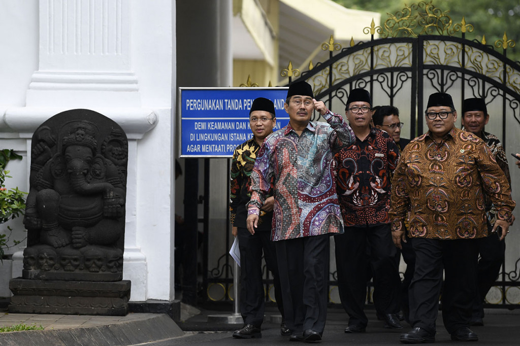 Presiden Jokowi menerima pengurus Ikatan Cendekiawan Muslim Indonesia (ICMI). Pengurus yang datang di antaranya Jimly Asshiddiqie, Mohammad Jafar Hafsah, dan Sugiharto.