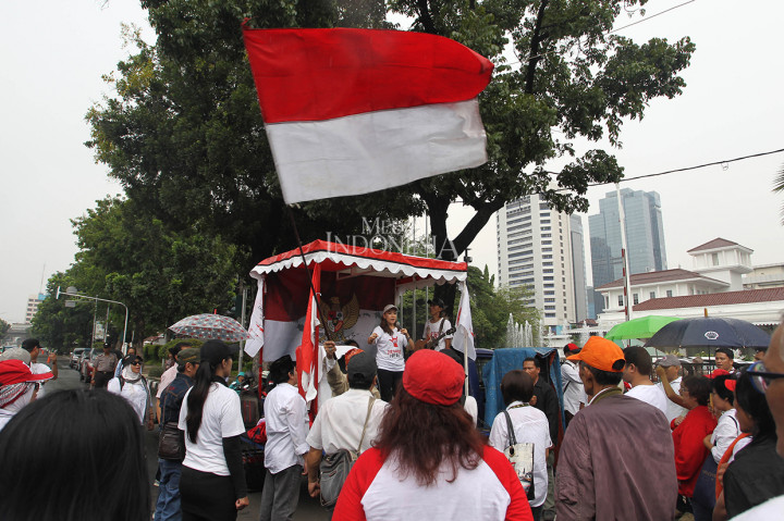 Sejumlah massa yang tergabung dalam Gerakan Jaga Indonesia melakukan aksi orasi di depan Balai Kota Jakarta.
