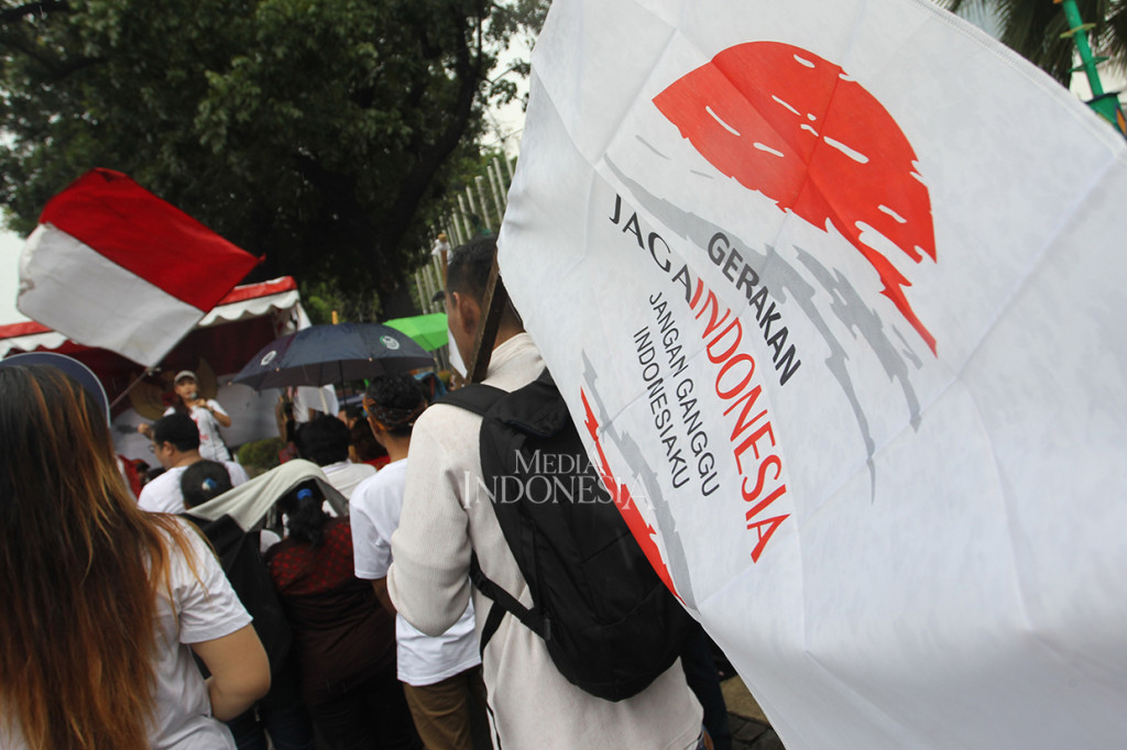 Aksi tersebut dalam rangka menolak digelarnya acara reuni 212 yang diselenggarakan pada hari Minggu mendatang.
