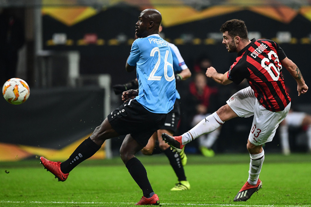 Menit ke-21, Patrick Cutrone sukses membuka keunggulan Milan berkat umpan Higuain.