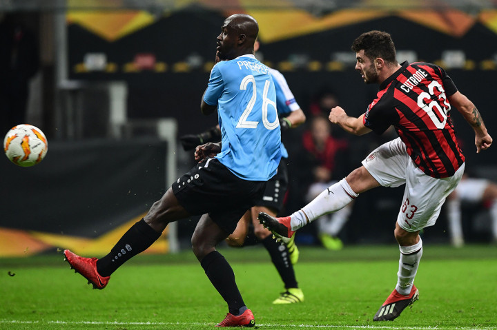 Menit ke-21, Patrick Cutrone sukses membuka keunggulan Milan berkat umpan Higuain.