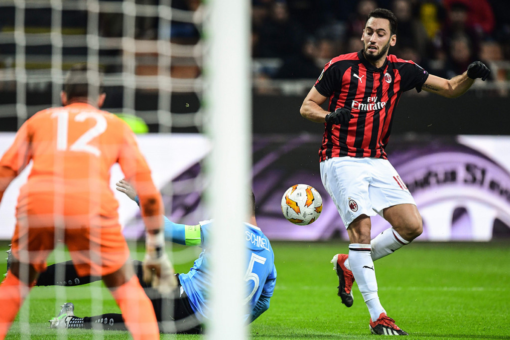 Gol bunuh diri itu dimaksimalkan Milan untuk bangkit dan kembali unggul empat menit berselang berkat tembakan rendah Hakan Calhanoglu.