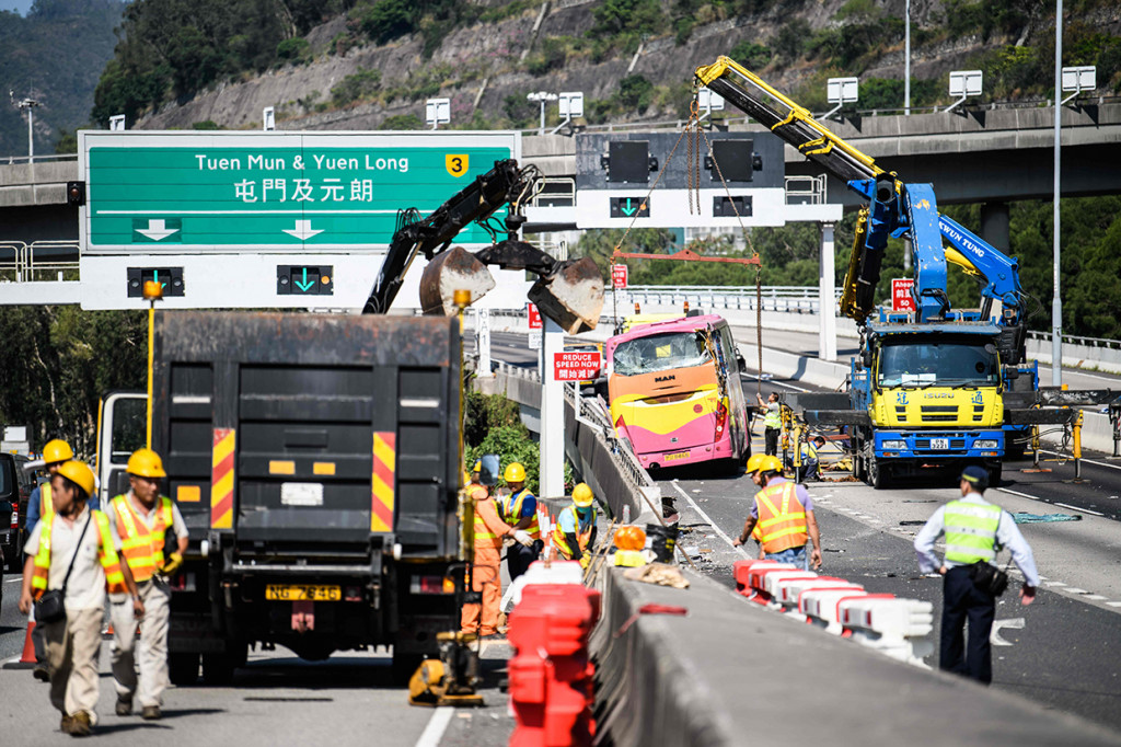 Kepolisian Hong Kong mengatakan, sopir taksi serta dua pria dan dua wanita yang merupakan penumpang bus, tewas dalam insiden yang terjadi di pulau Tsing Yi tersebut.