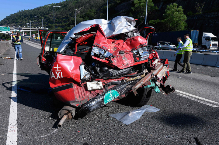 Kondisi taksi usai ditabrak bus di Hong Kong. Bagian belakang taksi ringsek parah akibat tabrakan ini.
