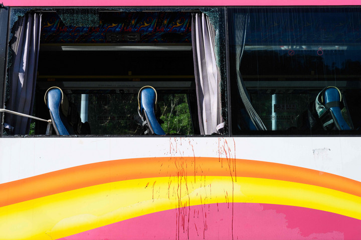 Sejumlah penumpang dilaporkan terlempar dari jendela-jendela bus saat tabrakan terjadi.
