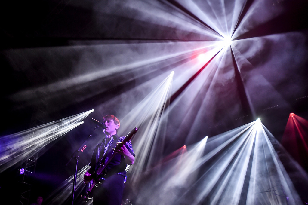 Dalam penampilannya band asal Glasgow, Skotlandia, tersebut membawakan sejumlah lagu di antaranya 'Lazy Boy' dan 'Take Me Out'. 
