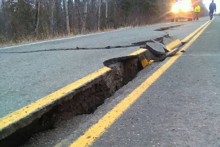 NWS dan National Oceanic Atmospheric Administration mengeluarkan peringatan tsunami untuk beberapa bagian di Alaska. Tetapi di negara bagian sekitarnya tidak menerima peringatan serupa.