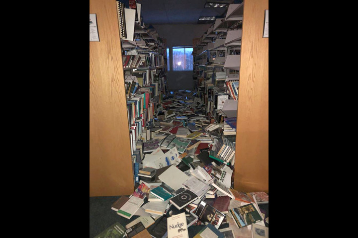 Gempa tersebut menyebabkan puing-puing berjatuhan, bangunan rusak, dan terjadi kerusakan infrastruktur besar. Belum diketahui ada atau tidaknya korban, tetapi polisi daerah Anchorage mendesak warga untuk tetap waspada.