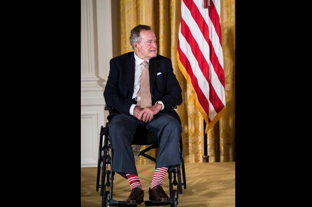 Hingga kini, belum diketahui penyebab kematian. Namun yang jelas, George HW Bush kerap dilaporkan masuk rumah sakit dan untuk mendapatkan perawatan intensif akibat penyakit paru-paru basah yang dideritanya. Afp Photo/Brendan Smialowski