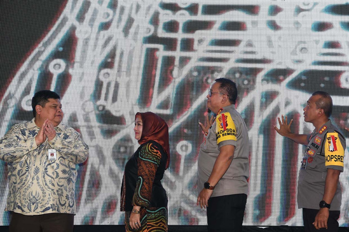 Deputi Bidang Reformasi Birokrasi, Akuntabilitas Aparatur, dan Pengawasan Kementerian PAN-RB M Yusuf Ateh (kiri) bersama Deputi Bidang Pelayanan Publik Diah Natalisa (kedua kiri) dan Kapolda Jawa Timur Irjen Luki Hermawan (kedua kanan) serta Kapolres Kombes Pol Rudi Setiawan (kanan) menekan tombol bersama saat peluncuran program 'Cashless Payment PNBP SIM dan SKCK di Polrestabes Surabaya.