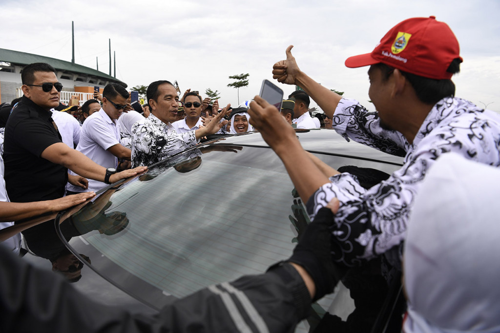 Kedatangan Presiden Jokowi disambut meriah oleh ribuan guru yang hadir.
