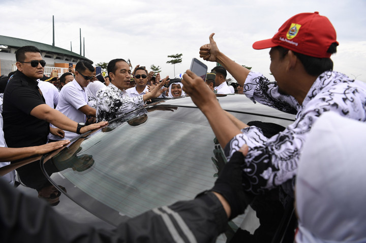 Kedatangan Presiden Jokowi disambut meriah oleh ribuan guru yang hadir.
