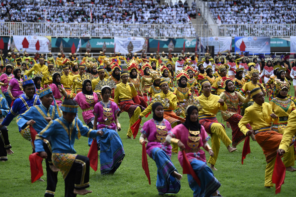 Tarian Rempak Gendang memeriahkan peringatan Hari Ulang Tahun ke-73 Persatuan Guru Republik Indonesia, di Stadion Pakansari. Rampak Gendang adalah salah satu kesenian tradisional yang berasal dari Provinsi Jawa Barat.