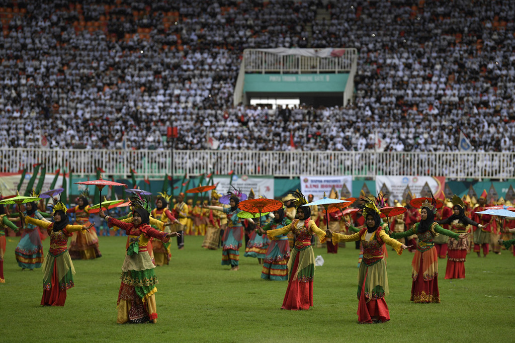 Kemudian disusul Tarian Payung asal Minangkabau, Sumatera Barat. Terlihat juga pertunjukan seni tari asal Maluku dan Papua.
