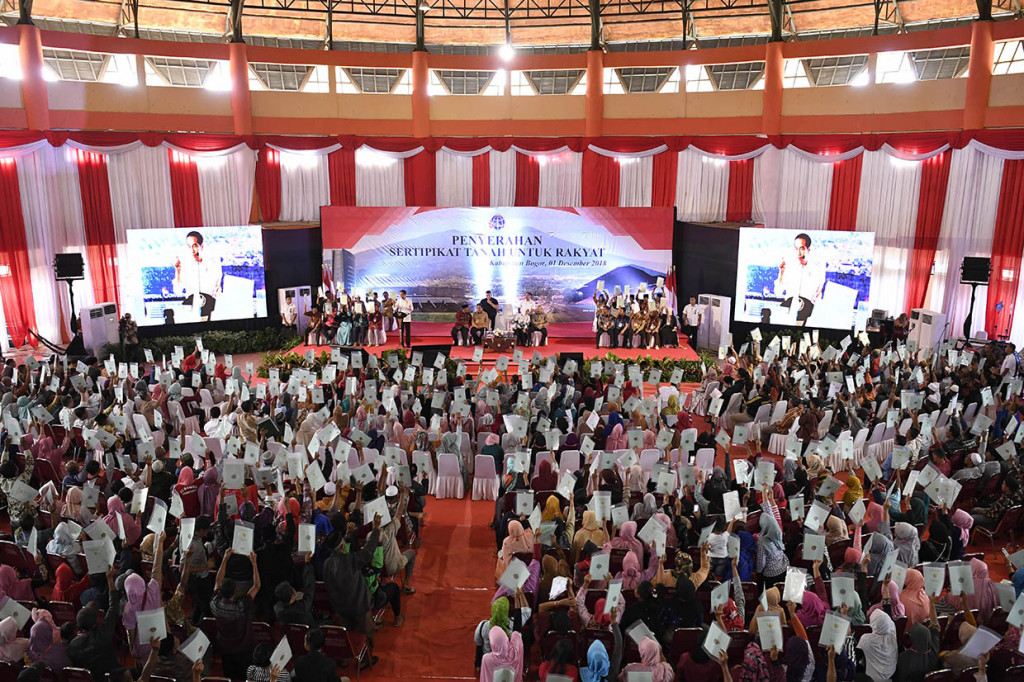 Presiden menyerahkan 3.000 sertifikat untuk empat kecamatan, yaitu Kecamatan Cigudeg (750 bidang), Jasinga (375 bidang), Ciseeng (1500 bidang) dan Gunung Sindur (375 bidang). 