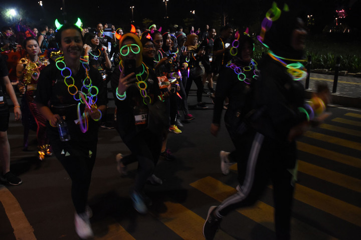 Sejumlah peserta mengikuti Glowing Night Run 5K di Parkir Timur Senayan, Gelora Bung Karno (GBK), Jakarta, Sabtu, 1 Desember 2018 malam.
