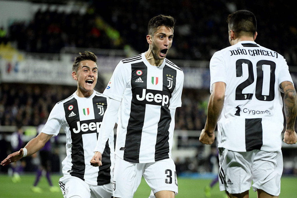 Bentancur melakukan selebrasi bersama rekan-rekan setimnya.